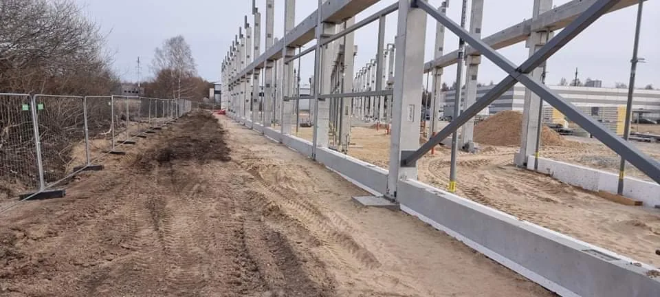 Gelžbetonio kolonų ir metalo ryšių montavimas